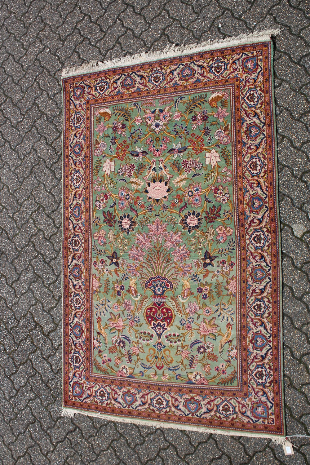 A FINE EARLY 20TH CENTURY PERSIAN KASHAN SIGNED RUG, with foliate decoration on green ground, the