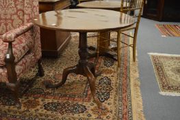A good George III mahogany circular tilt-top table.