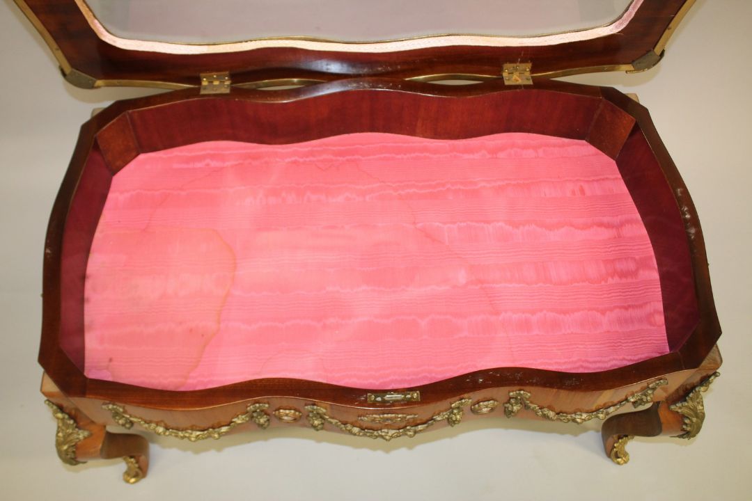 A LOUIS XVITH STYLE KINGWOOD AND ORMOLU TABLE VITRINE with glass top. 3ft 7ins long x 2ft 1ins - Image 7 of 8