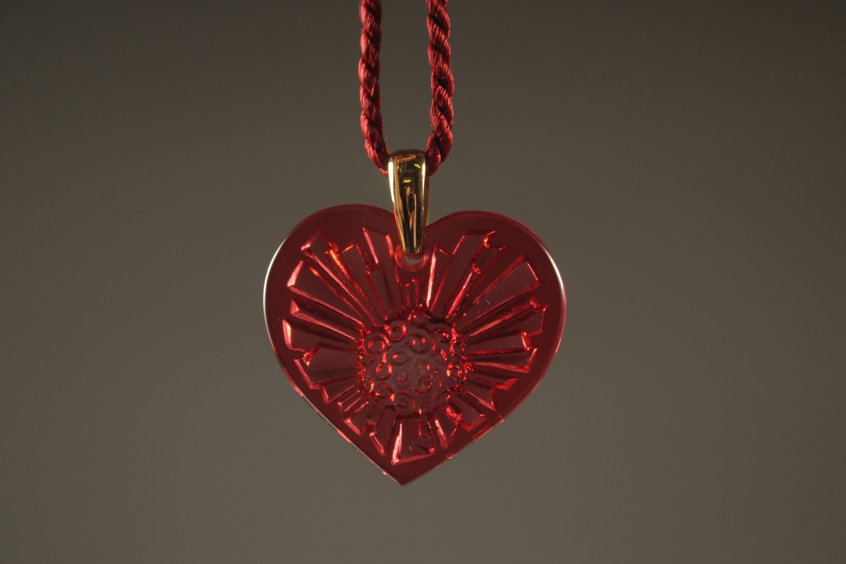 A LALIQUE PINK HEART PENDANT in a Lalique box. - Image 2 of 4
