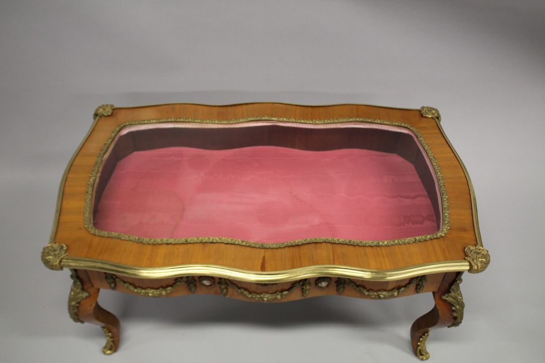 A LOUIS XVITH STYLE KINGWOOD AND ORMOLU TABLE VITRINE with glass top. 3ft 7ins long x 2ft 1ins - Image 2 of 8