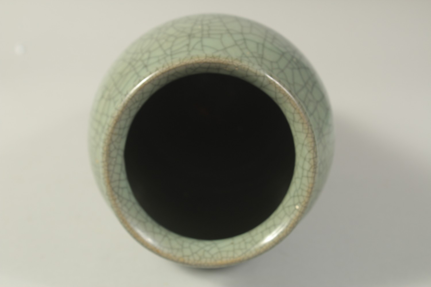 A LARGE CHINESE CELADON CRACKLE GLAZED PORCELAIN VASE. - Image 4 of 5