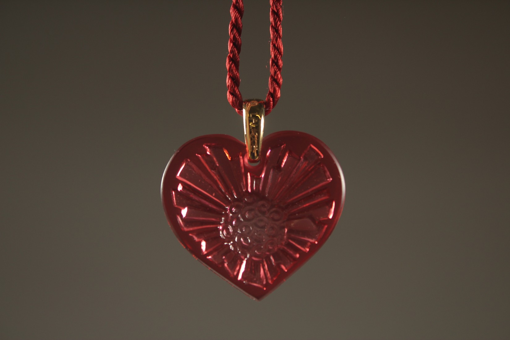 A LALIQUE PINK HEART PENDANT in a Lalique box.