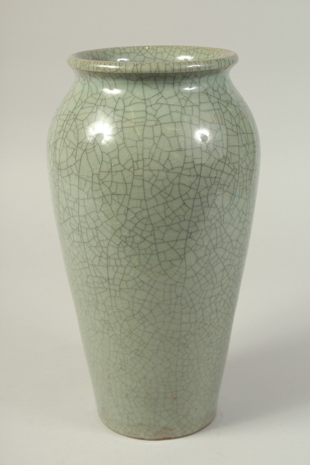 A LARGE CHINESE CELADON CRACKLE GLAZED PORCELAIN VASE. - Image 2 of 5