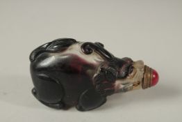 A CHINESE GLASS ANIMAL SNUFF BOTTLE AND STOPPER.