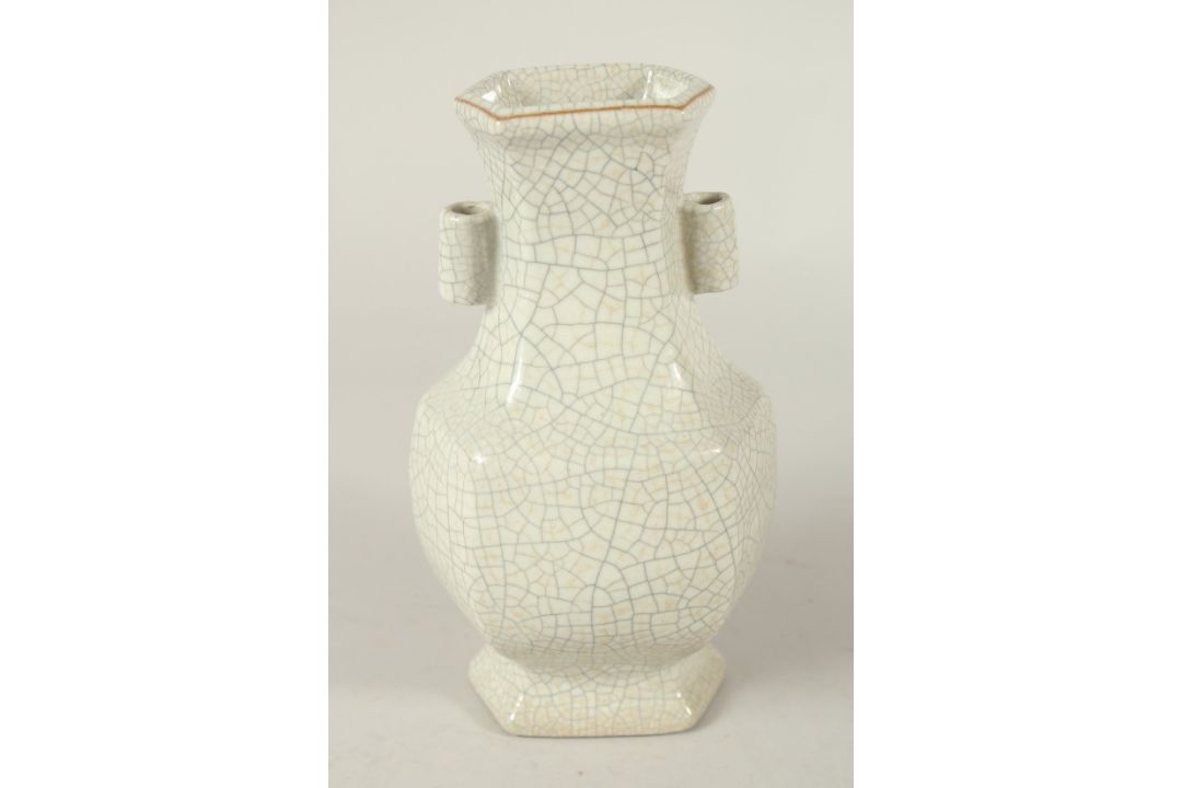 A CHINESE CRACKLE GLAZE TWIN HANDLE VASE. 22.5cms high. - Image 1 of 6