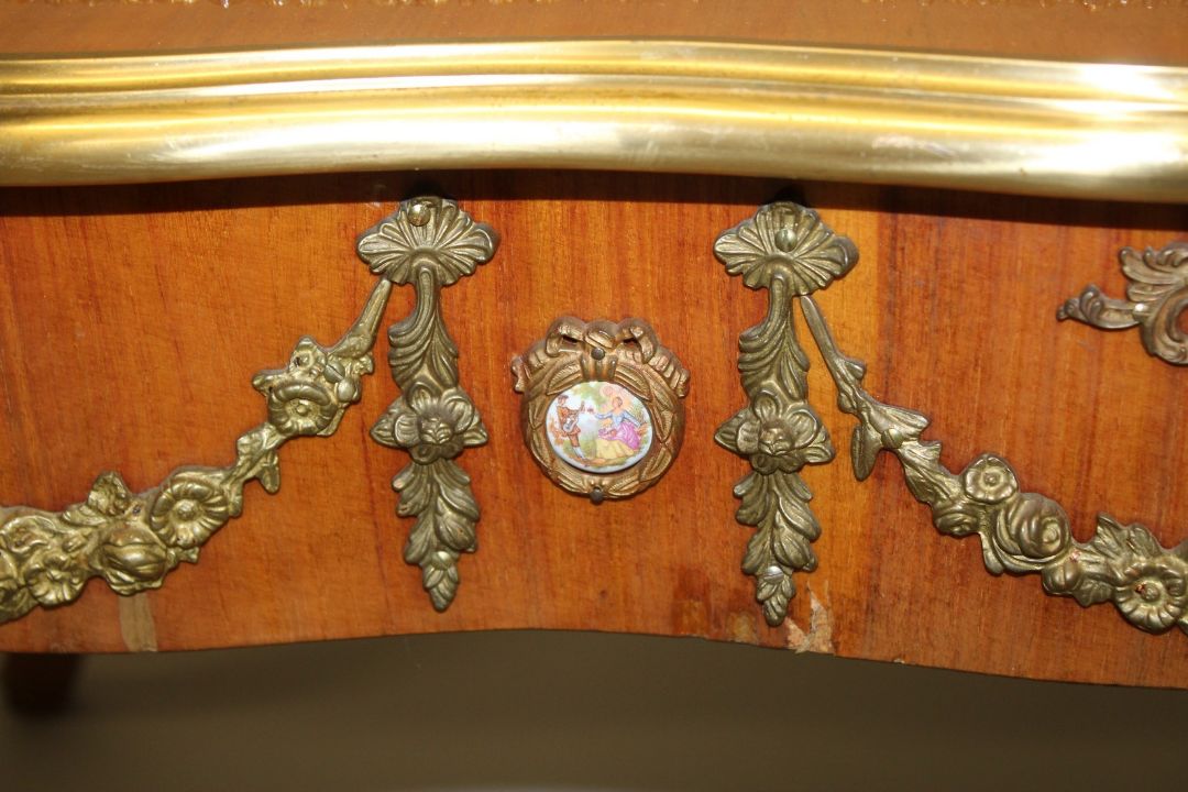 A LOUIS XVITH STYLE KINGWOOD AND ORMOLU TABLE VITRINE with glass top. 3ft 7ins long x 2ft 1ins - Image 3 of 8