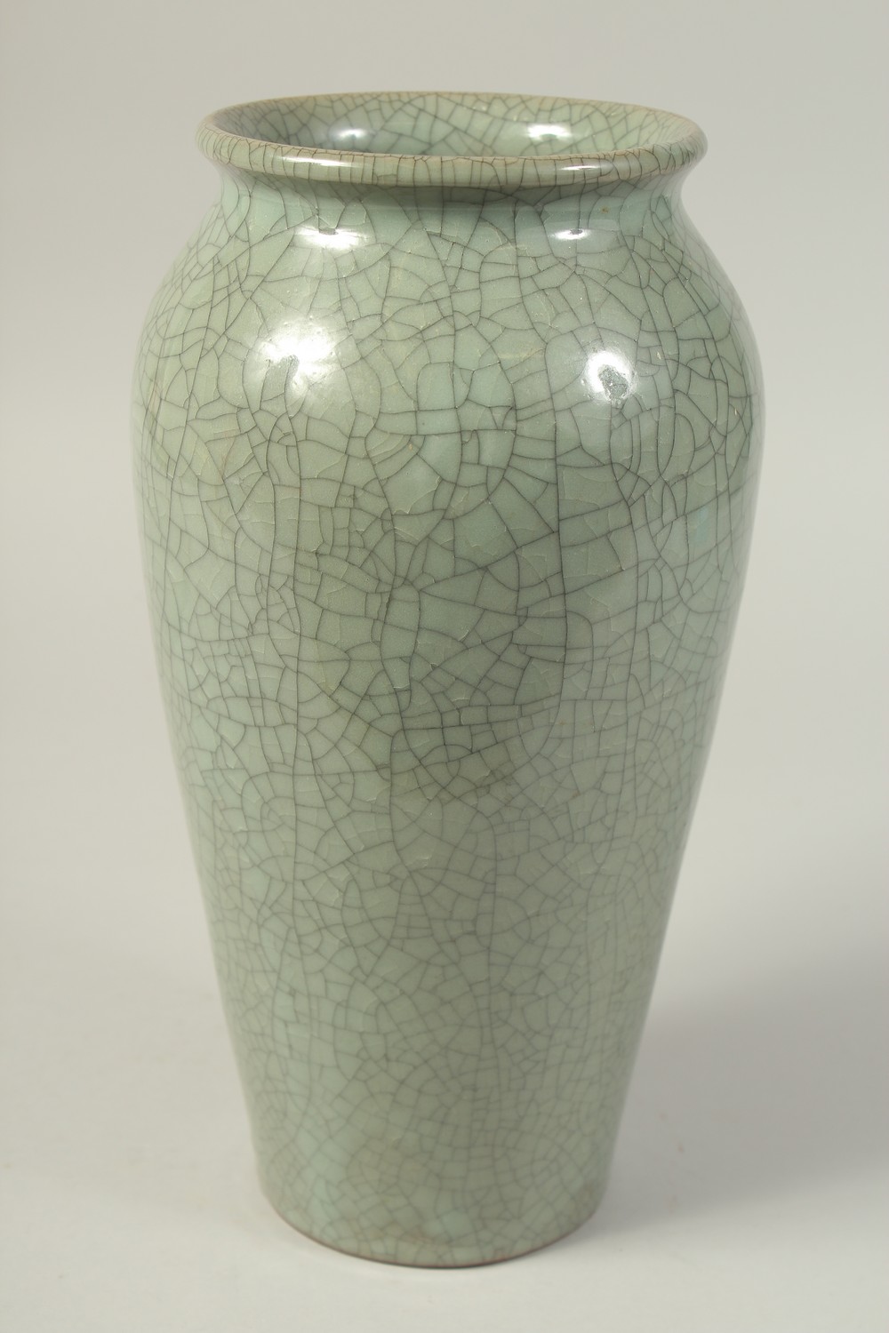 A LARGE CHINESE CELADON CRACKLE GLAZED PORCELAIN VASE. - Image 3 of 5