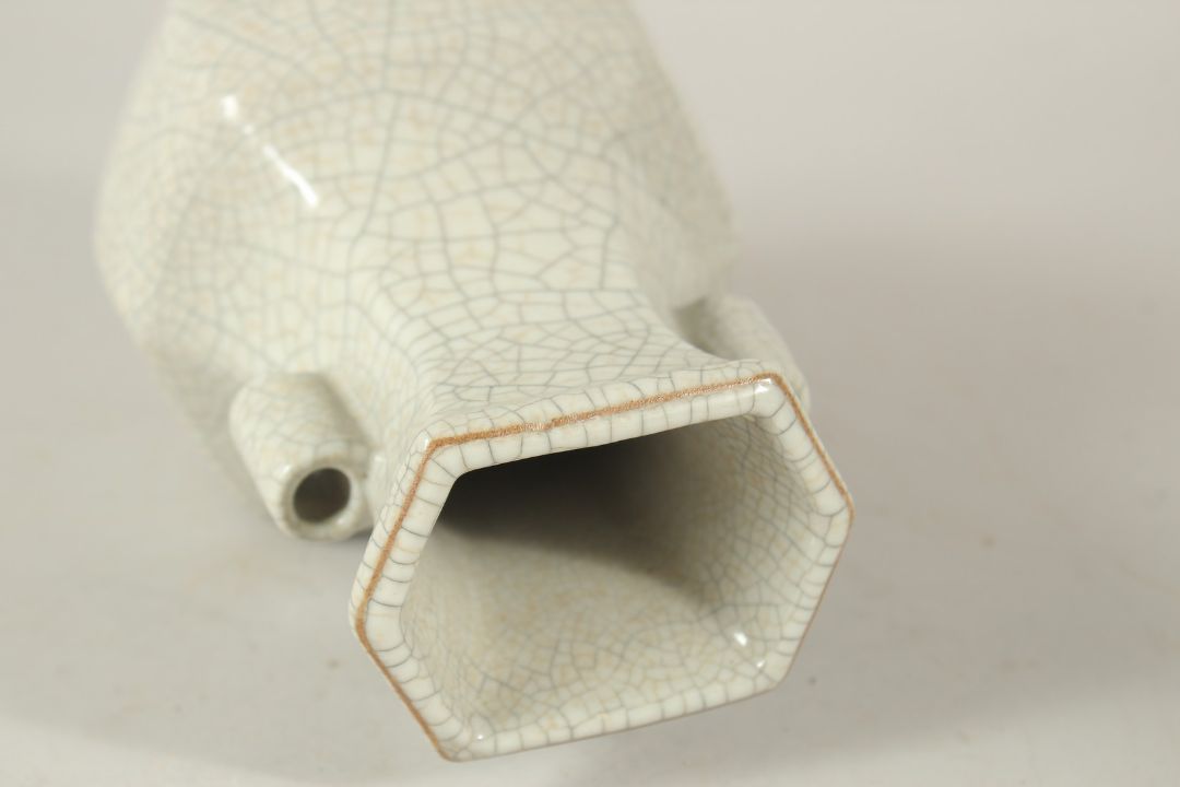 A CHINESE CRACKLE GLAZE TWIN HANDLE VASE. 22.5cms high. - Image 5 of 6