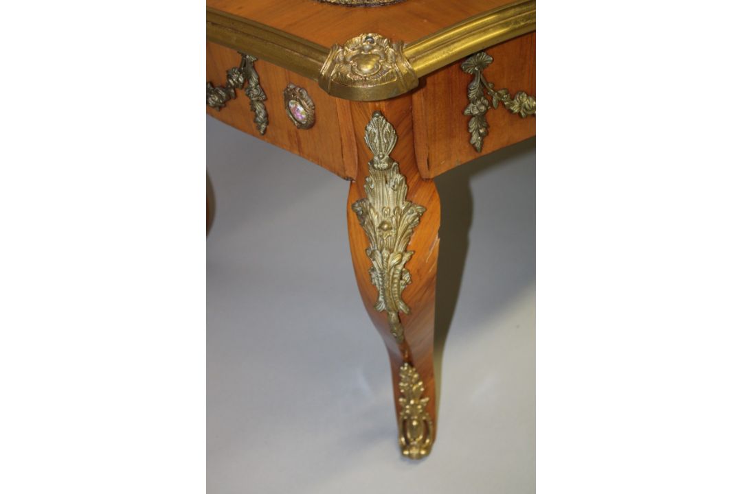 A LOUIS XVITH STYLE KINGWOOD AND ORMOLU TABLE VITRINE with glass top. 3ft 7ins long x 2ft 1ins - Image 5 of 8