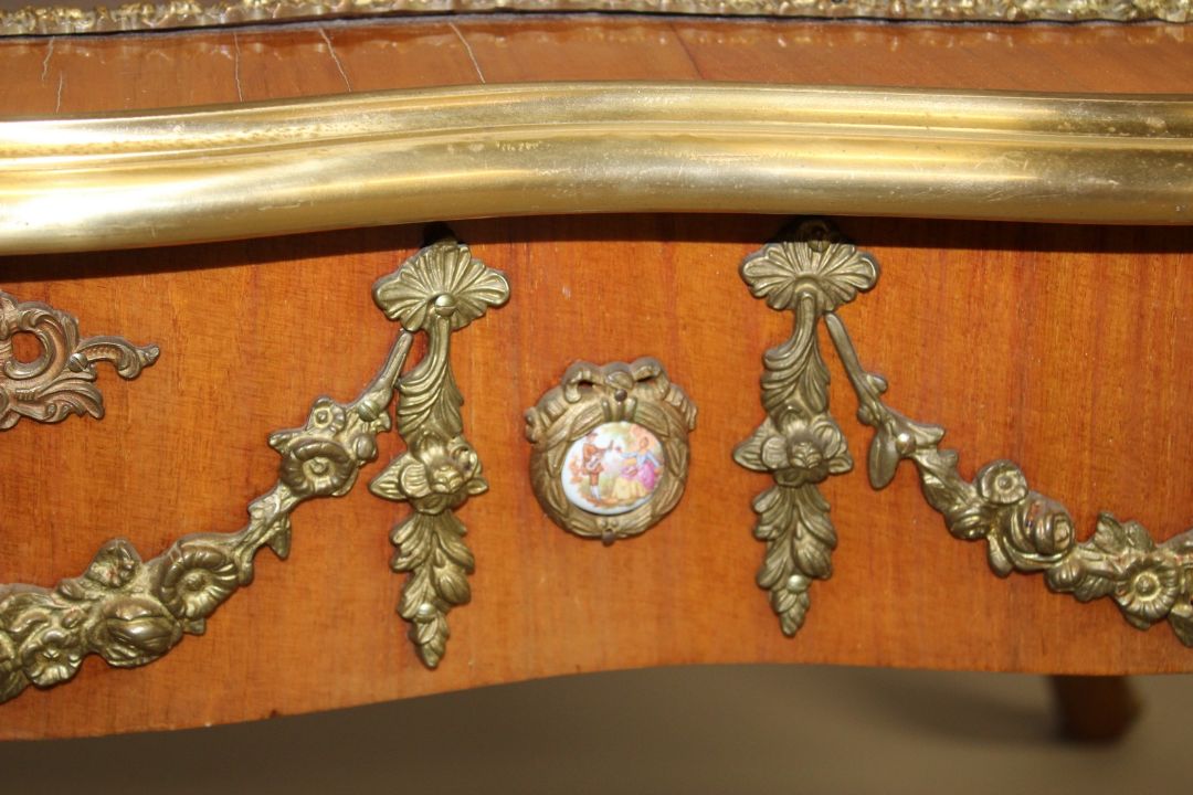 A LOUIS XVITH STYLE KINGWOOD AND ORMOLU TABLE VITRINE with glass top. 3ft 7ins long x 2ft 1ins - Image 4 of 8