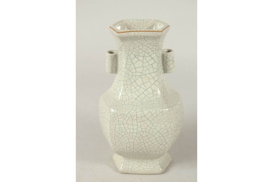 A CHINESE CRACKLE GLAZE TWIN HANDLE VASE. 22.5cms high. - Image 3 of 6