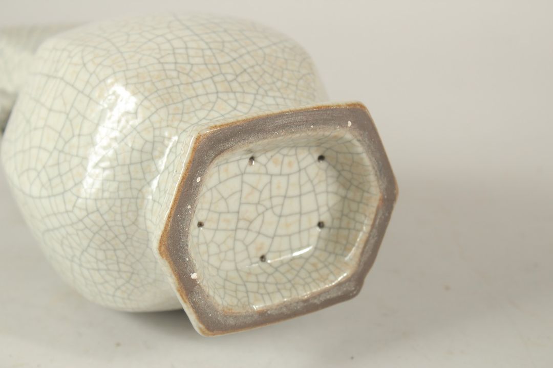 A CHINESE CRACKLE GLAZE TWIN HANDLE VASE. 22.5cms high. - Image 6 of 6