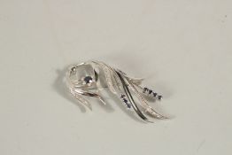 A GOOD 18CT WHITE GOLD DIAMOND AND SAPPHIRE FLORAL BROOCH.