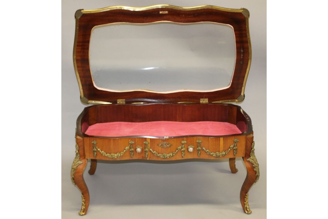 A LOUIS XVITH STYLE KINGWOOD AND ORMOLU TABLE VITRINE with glass top. 3ft 7ins long x 2ft 1ins - Image 8 of 8