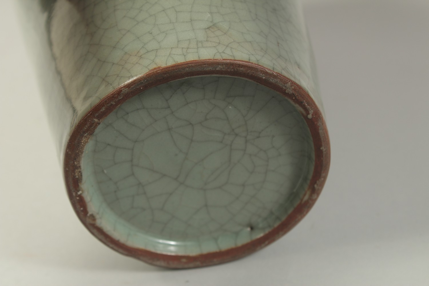 A LARGE CHINESE CELADON CRACKLE GLAZED PORCELAIN VASE. - Image 5 of 5