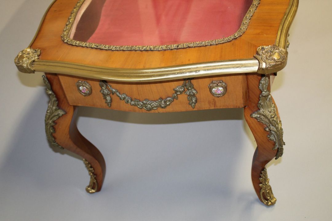 A LOUIS XVITH STYLE KINGWOOD AND ORMOLU TABLE VITRINE with glass top. 3ft 7ins long x 2ft 1ins - Image 6 of 8
