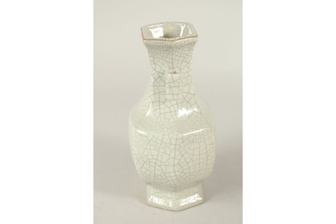 A CHINESE CRACKLE GLAZE TWIN HANDLE VASE. 22.5cms high. - Image 2 of 6