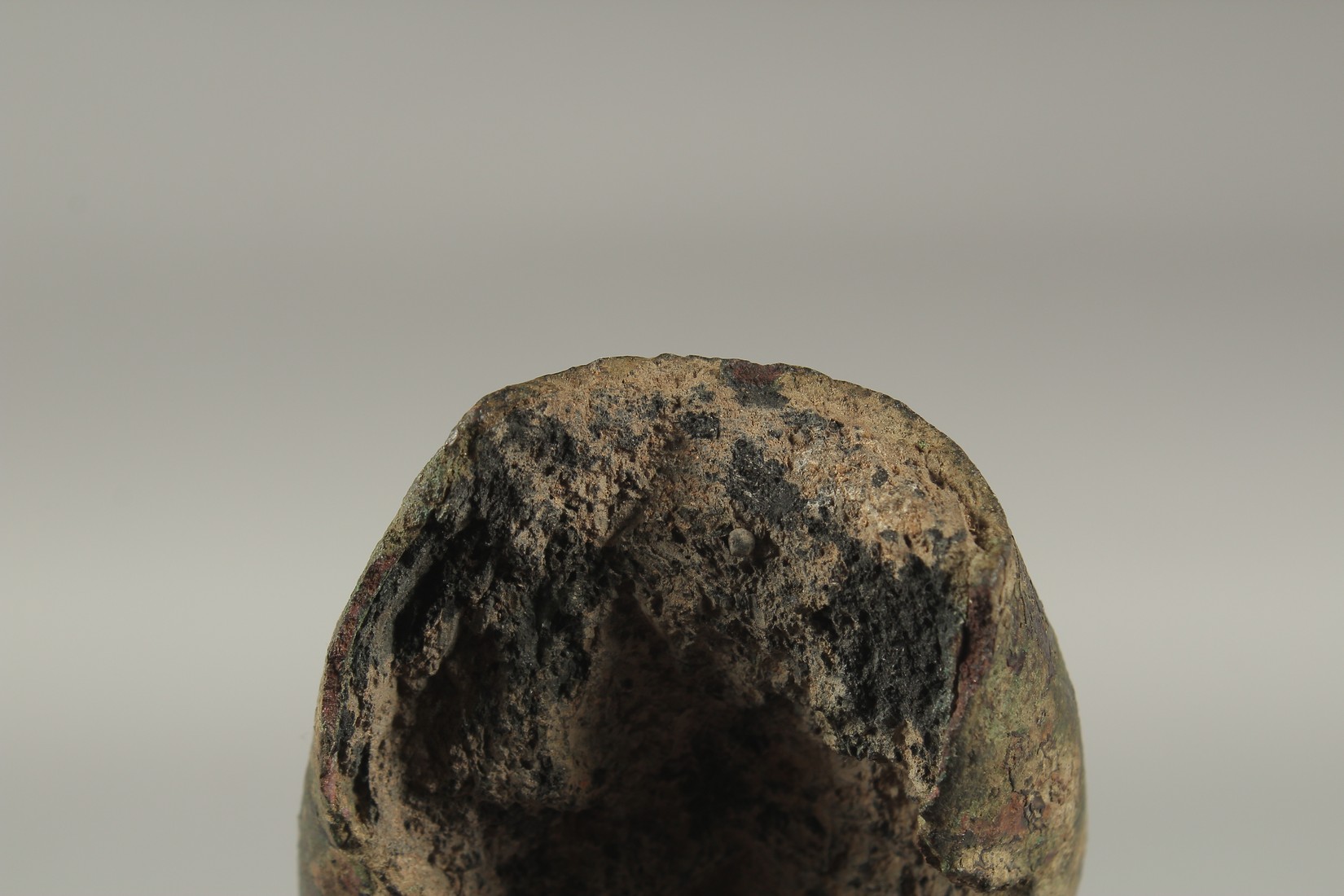 AN EARLY BRONZE HAND FRAGMENT, possibly Thai. 13.5cms long. - Image 3 of 3