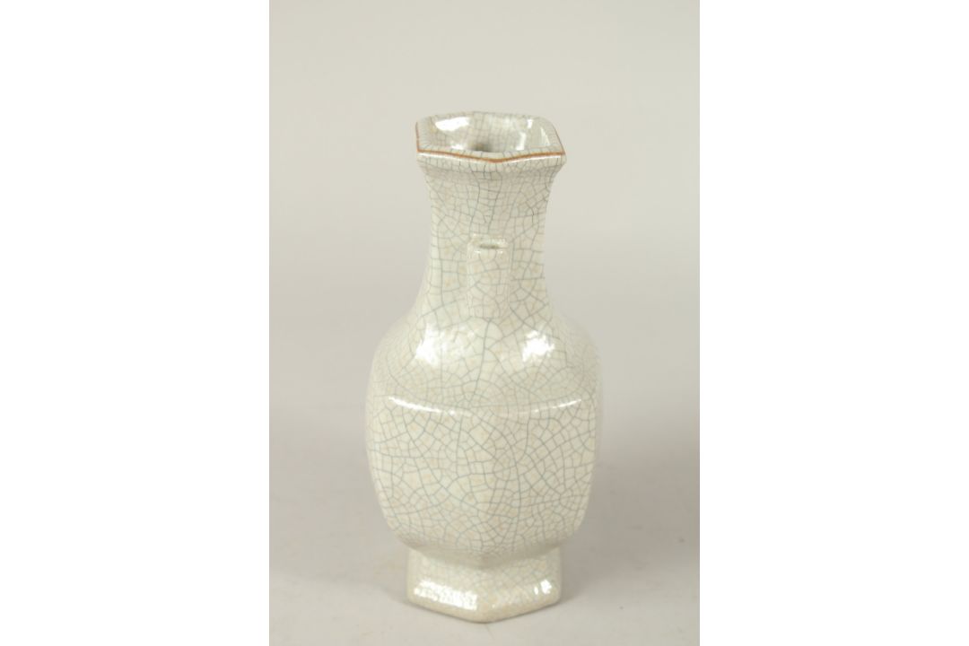 A CHINESE CRACKLE GLAZE TWIN HANDLE VASE. 22.5cms high. - Image 4 of 6