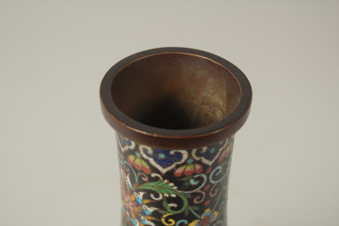 A CHINESE BLACK GROUND CLOISONNE FLORAL VASE, 25cm high. - Image 5 of 6