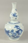 A FINE 19TH CENTURY CHINESE BLUE AND WHITE PORCELAIN GOURD-SHAPE VASE, painted with a panel