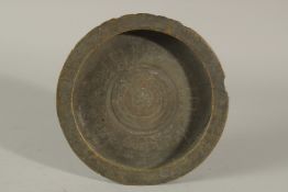 A 13TH CENTURY PERSIAN SELJUK BRONZE DISH WITH KUFIC CALLIGRAPHY, 18.5cm diameter.