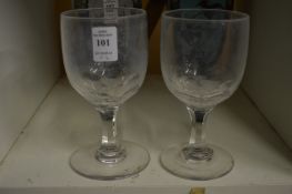 A pair of wine glasses.