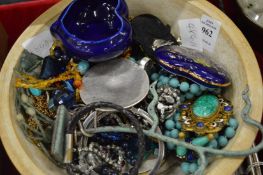 A bowl of bijouterie.