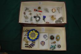 A good collection of decorative brooches.