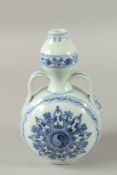 A CHINESE BLUE AND WHITE PORCELAIN TWIN HANDLE MOON FLASK. 26.5cms high.