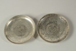A PAIR OF CHINESE CIRCULAR COIN DISHES. 9cms diameter.