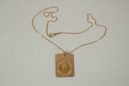 AN ELIZABETH II GOLD SOVEREIGN ON A CHAIN 1978, set in a 9ct gold mount.