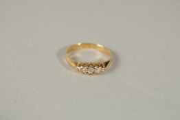 AN 18ct YELLOW GOLD FIVE STONE DIAMOND RING.