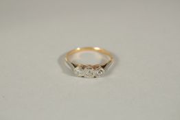 AN 18ct YELLOW GOLD AND PLATINUM THREE STONE DIAMOND RING.