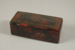 A VICTORIAN PAPIER-MACHE SNUFF BOX, 8cms long.