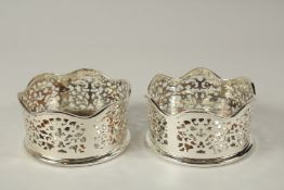 A PAIR OF SILVER PLATE AND FAUX TORTOISESHELL COASTERS.