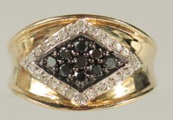 A YELLOW GOLD BAND SET WITH BLACK DIAMONDS AND WHITE DIAMONDS (0.40ct approx.).