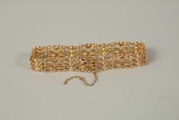 A 15ct GOLD GATE BRACELET.