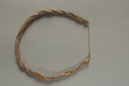A TWO-TONE FLEXIBLE NECKLACE.