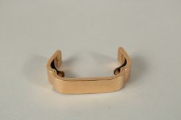 A 15ct GOLD SCARF CLIP. 8grms.