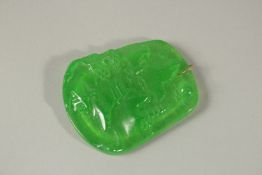 A GOLD RING APPLE GREEN JADE PENDANT.