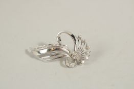 A GOOD 18ct WHITE GOLD DIAMOND SET FLORAL BROOCH.
