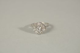 AN 18ct WHITE GOLD AND DIAMOND CLUSTER RING (EDWARDIAN).