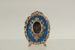 A SMALL RUSSIAN SILVER AND BLUE ENAMEL OVAL PHOTO FRAME. 7cms high. Maker: Head 84.