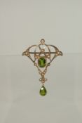 AN EDWARDIAN GOLD, PERIDOT AND PEARL PENDANT.