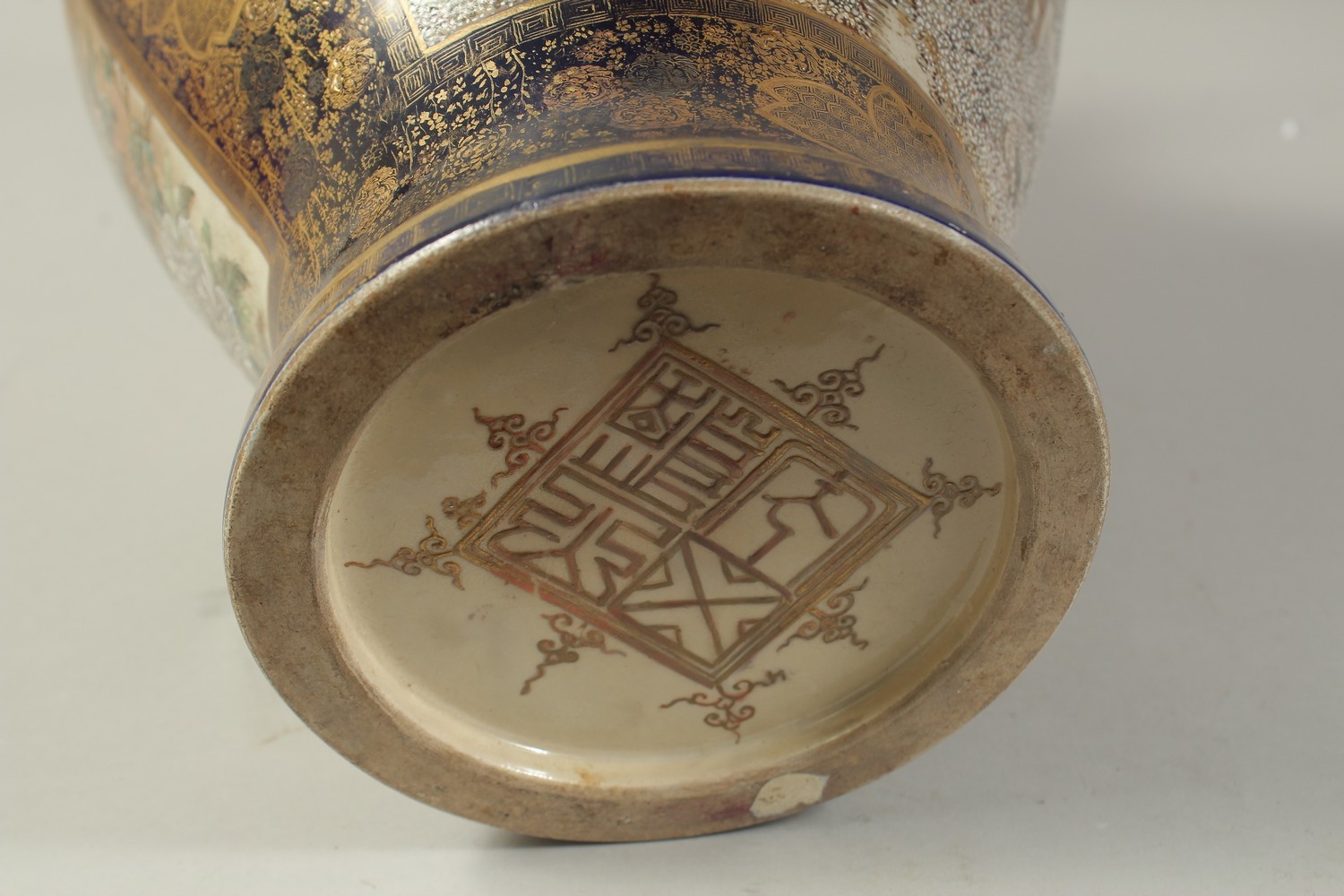 A VERY FINE JAPANESE GILDED COBALT BLUE SATSUMA VASE, painted with two panels: one depicting a scene - Image 6 of 6