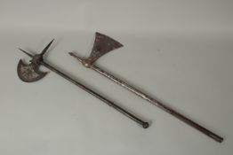 A FINE EARLY 19TH CENTURY INDIAN SILVER INLAID STEEL AXE, with concealed blade within the handle,