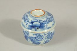 A SMALL 19TH CENTURY CHINESE BLUE AND WHITE PORCELAIN LIDDED POT, with floral decoration, 7cm high.