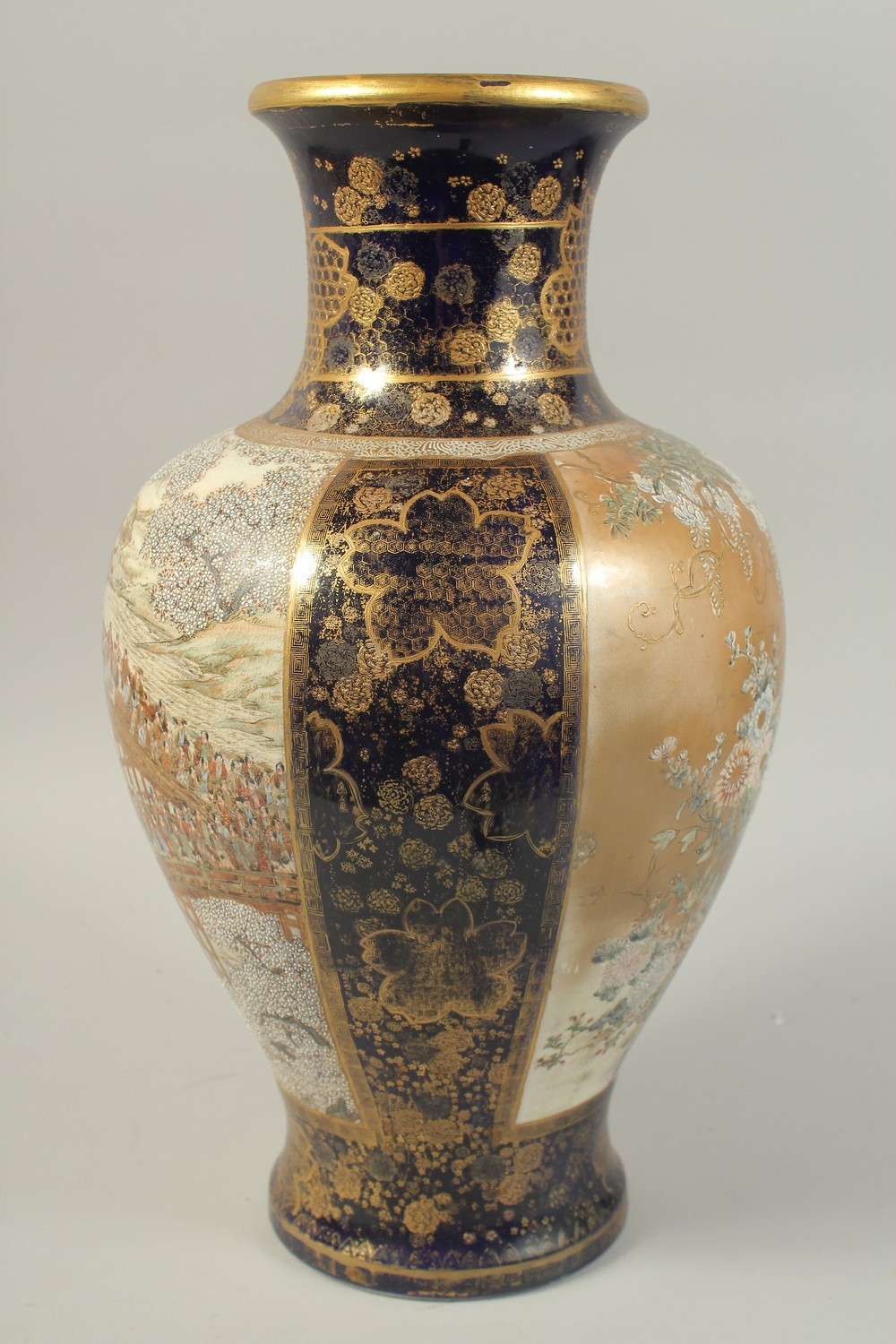 A VERY FINE JAPANESE GILDED COBALT BLUE SATSUMA VASE, painted with two panels: one depicting a scene - Image 4 of 6